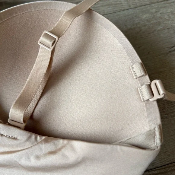 SKIMS Ultimate Push-Up Strapless Bra - Picture 6 of 9